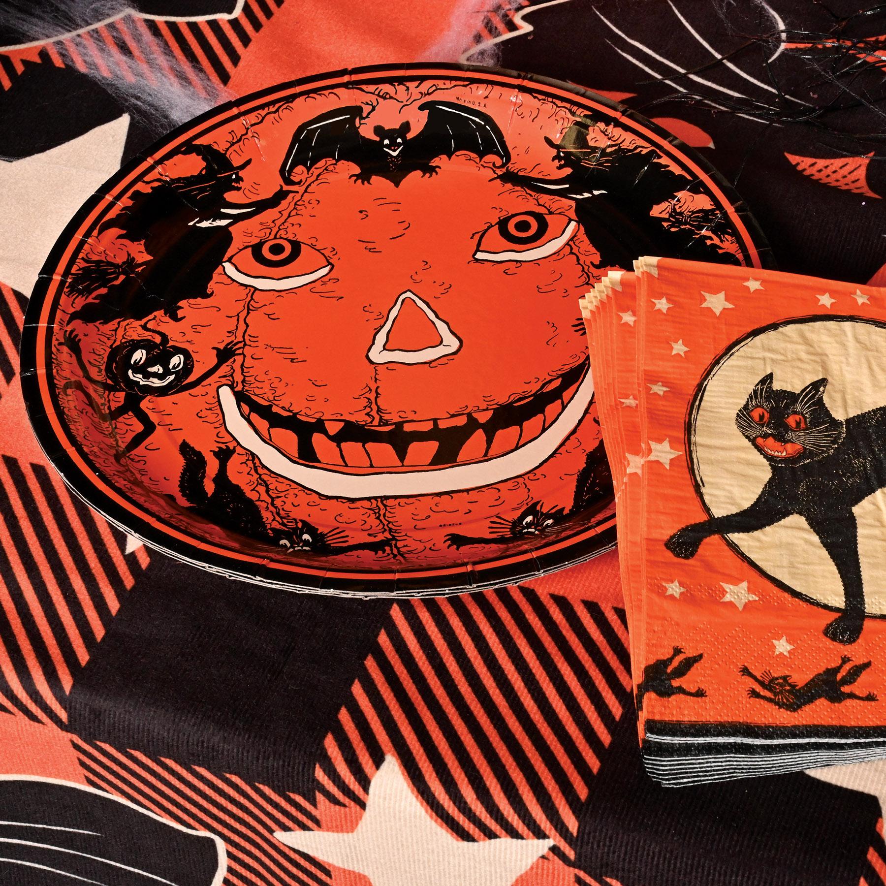 Beistle Vintage Halloween Theme Paper Plates 9 inch, 8/Pkg